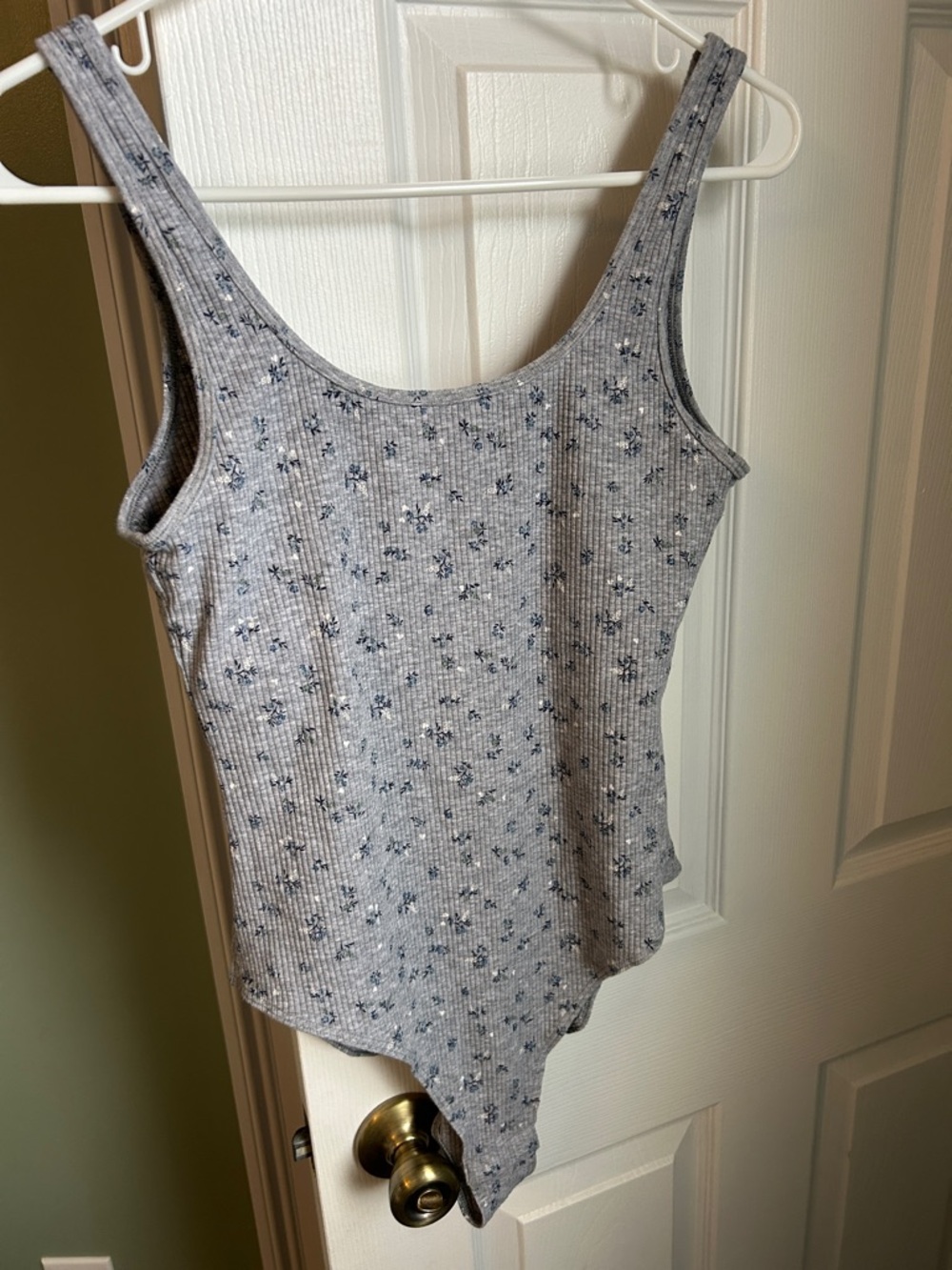 Old Navy scoop neck grey ditsy floral Bodysuit with shelf bra size large